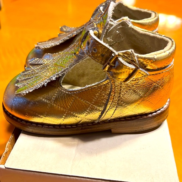 TODDLER GIRL BEAUTIFUL GOLD SHOE WORN 1 TIME, SIZE 4 - Picture 5 of 8
